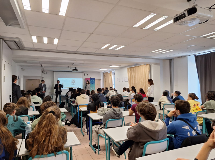 Conférence du CNRS dans une salle de classe